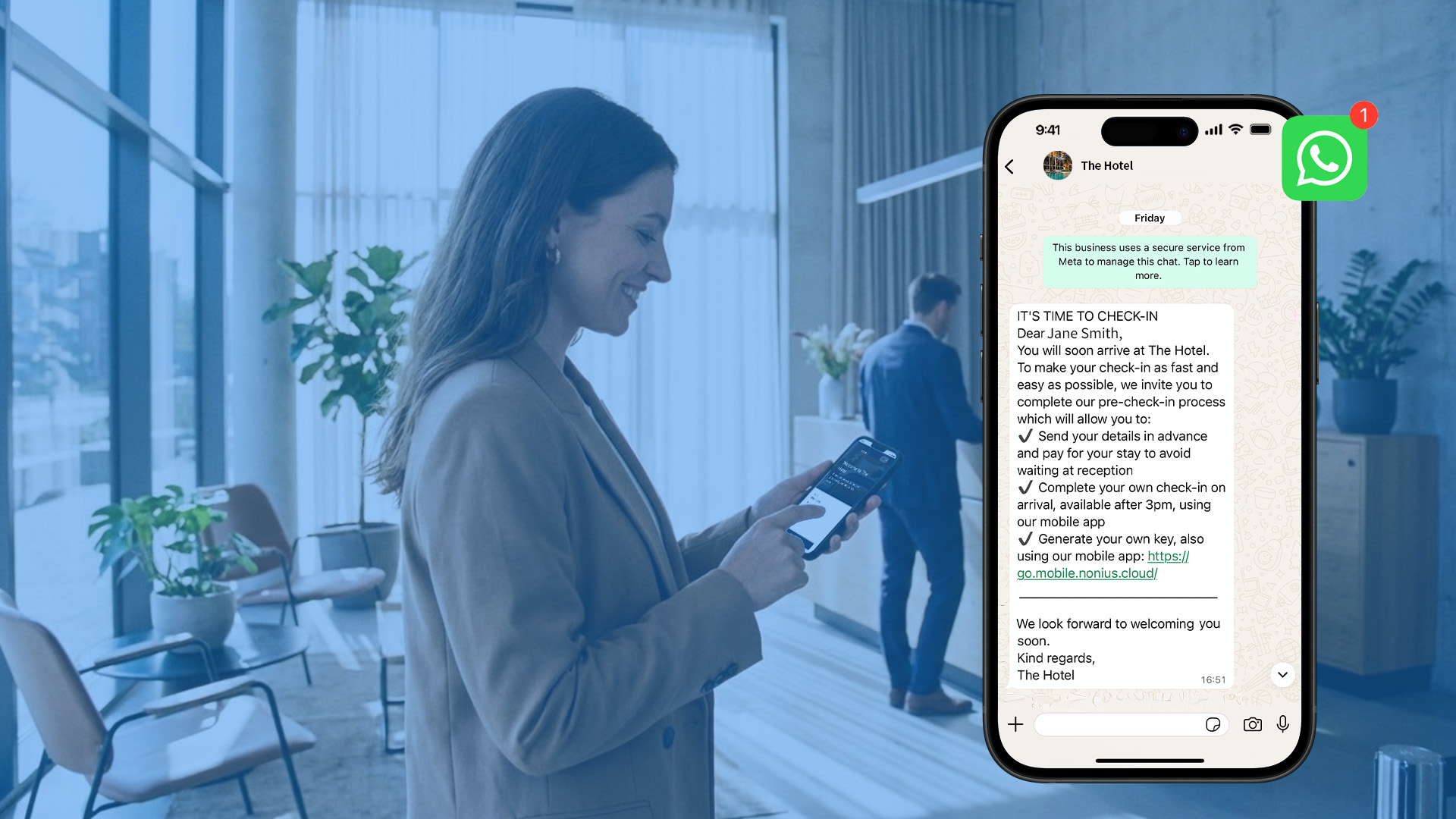 Huésped utilizando el teléfono móvil para completar el check-in online de Nonius en el hotel.
