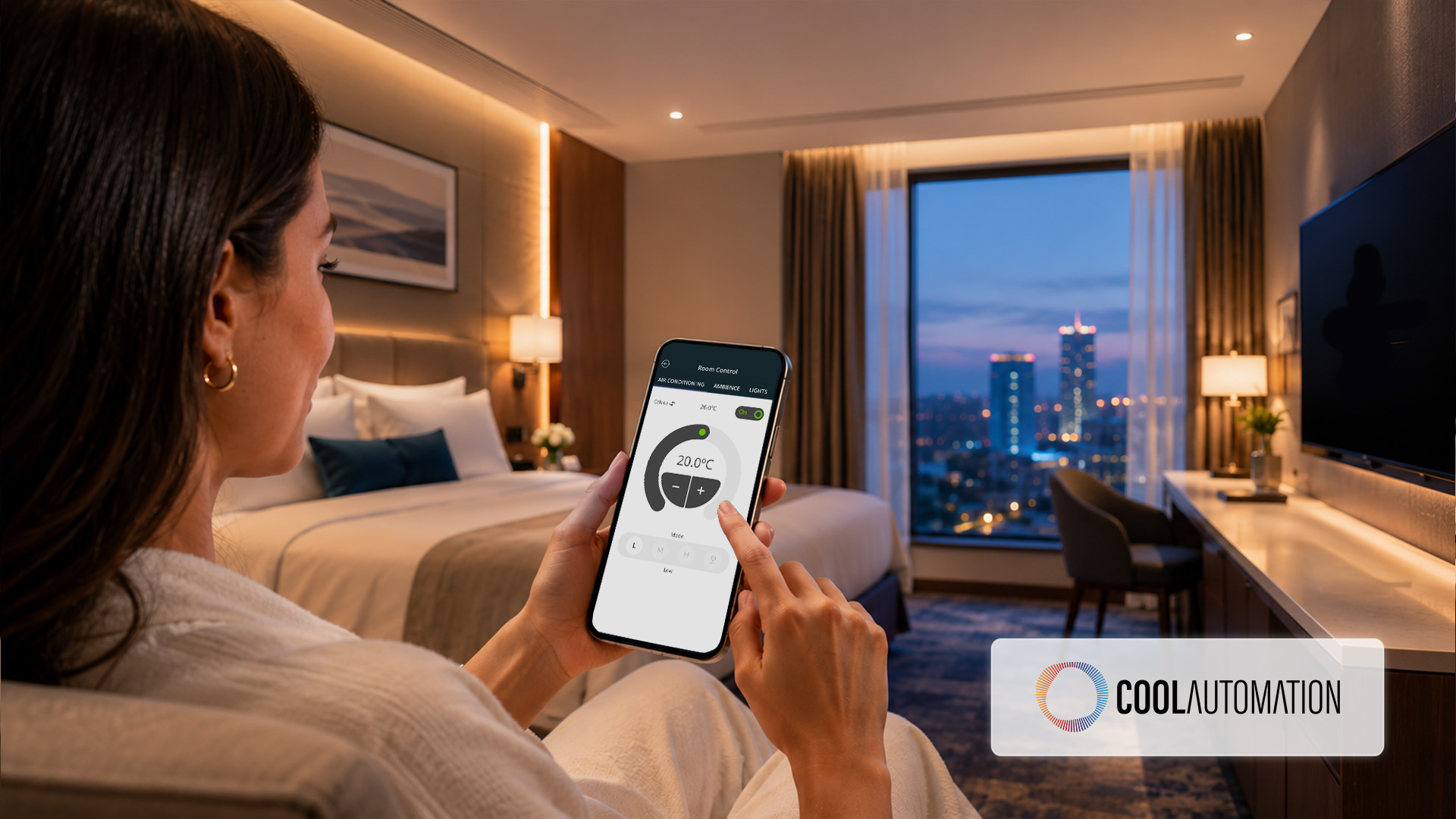 Huésped controlando la temperatura de la habitación del hotel desde la app del hotel con Control de la Habitación de Nonius y la integración con CoolAutomation.