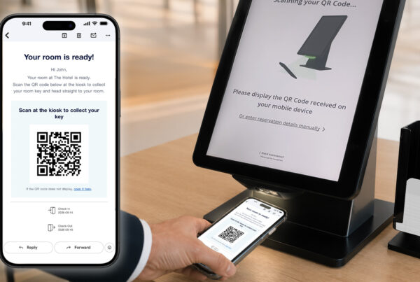 Huésped escaneando un código QR de Habitación Lista en el quiosco de check-in de Nonius para recuperar su reserva y recoger la llave de su habitación de hotel.